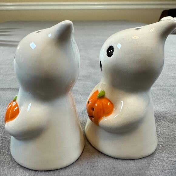 Halloween Ghost with Pumpkin Ceramic Salt and Pepper Shakers - Picture 7 of 8